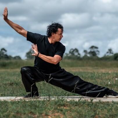 Tai Chi Sportler bei einer Übung