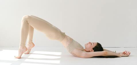 Frau beim Pilates