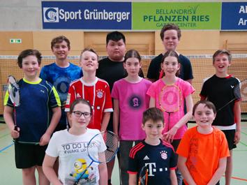Gruppe von Kindern mit Badminton-Schlägern