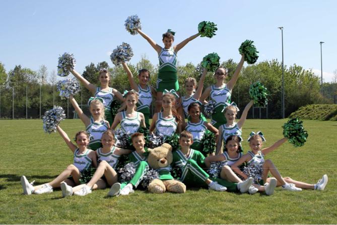 Foto der Neurieder Cheerleader auf de, Sportplatz beim Bilden einer Pyramide