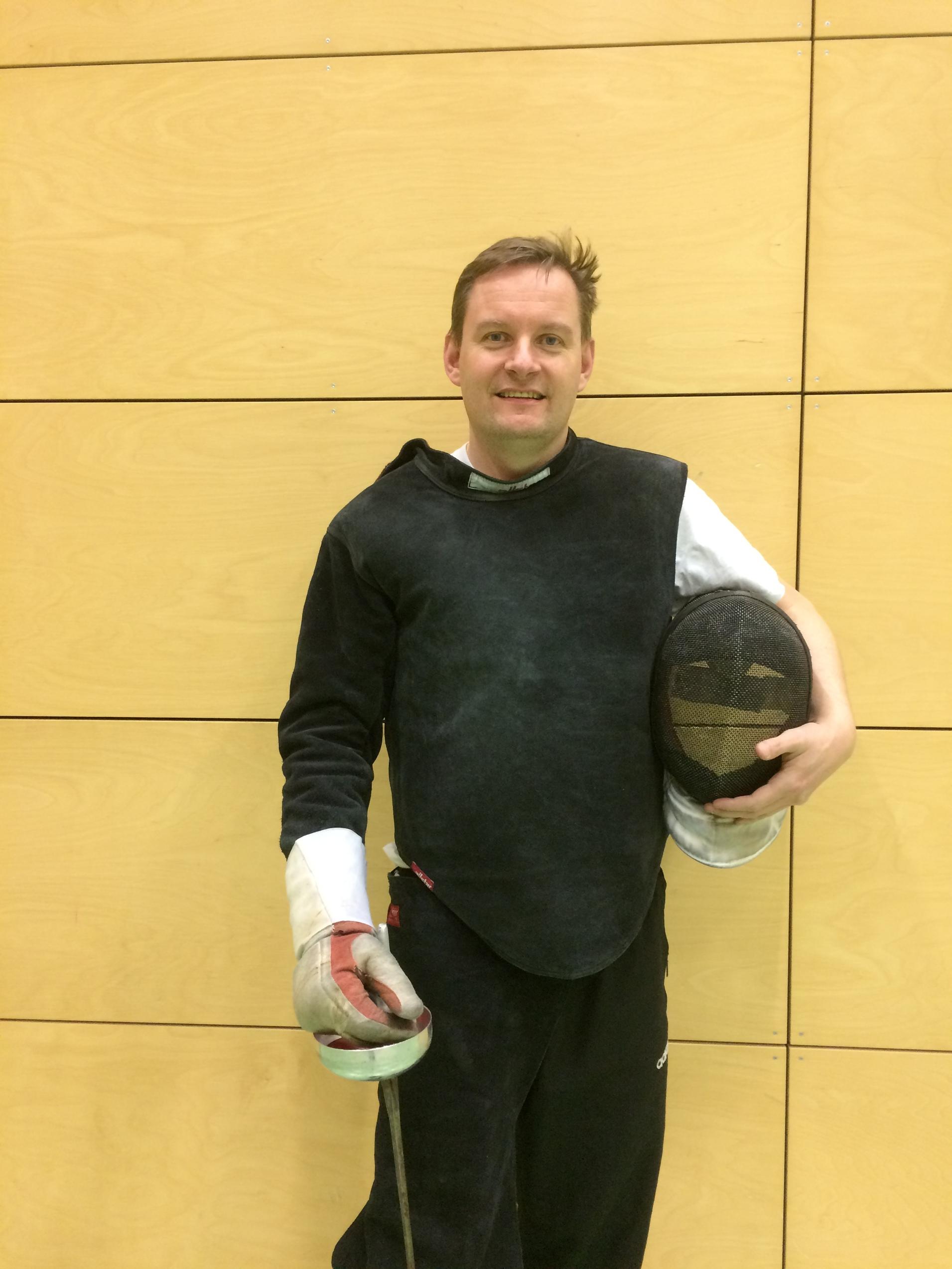 Foto von Florian Weiss mit Fechtausrüstung