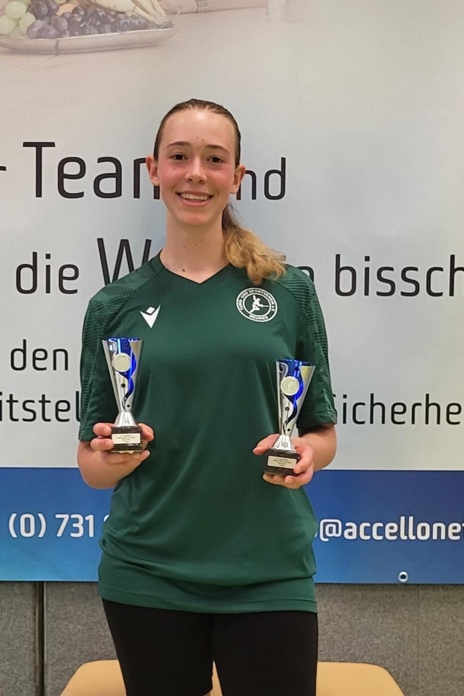 Foto von Ronja mit zwei Siegerpokalen