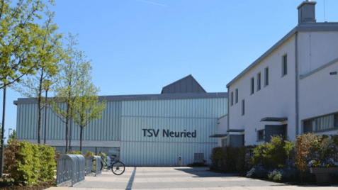 Vorderansicht der Geb&auml;ude des TSV Neuried