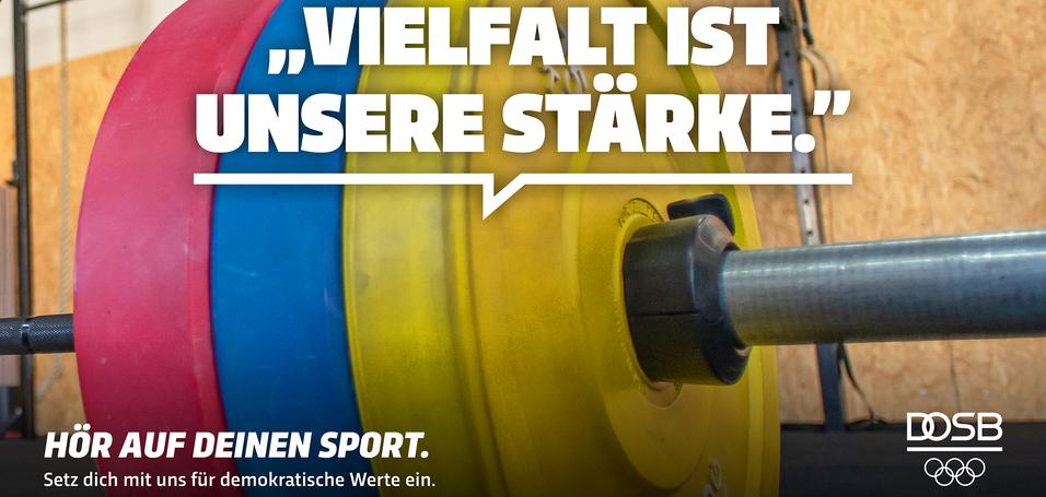 Nahaufnahme von farbigen Gewichtsscheiben auf einer Langhantelstange mit Text über Vielfalt im Sport.